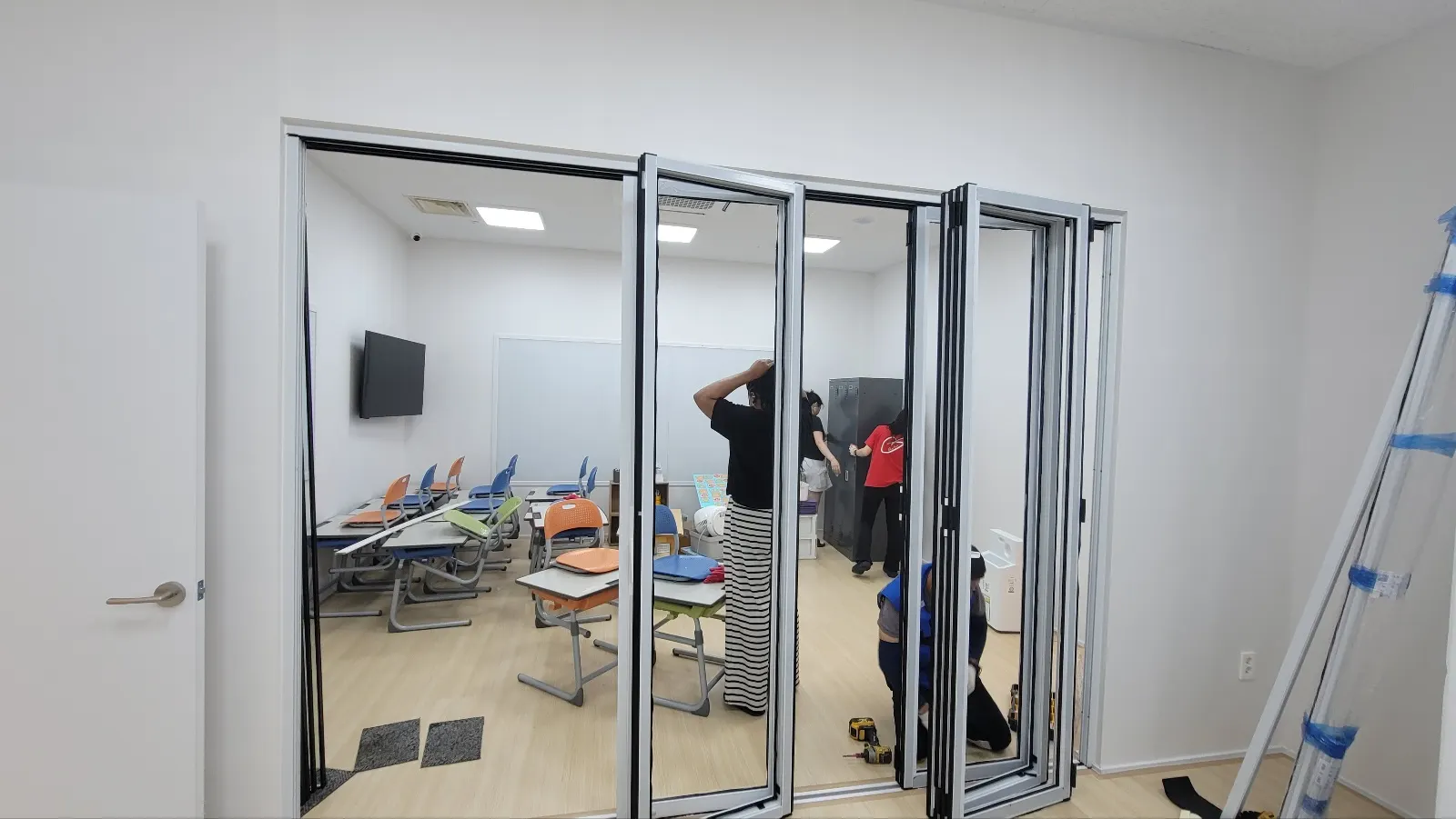 경기도 양주시 옥정신도시 학원 강의실 검정 프레임 폴딩도어 시공 현장